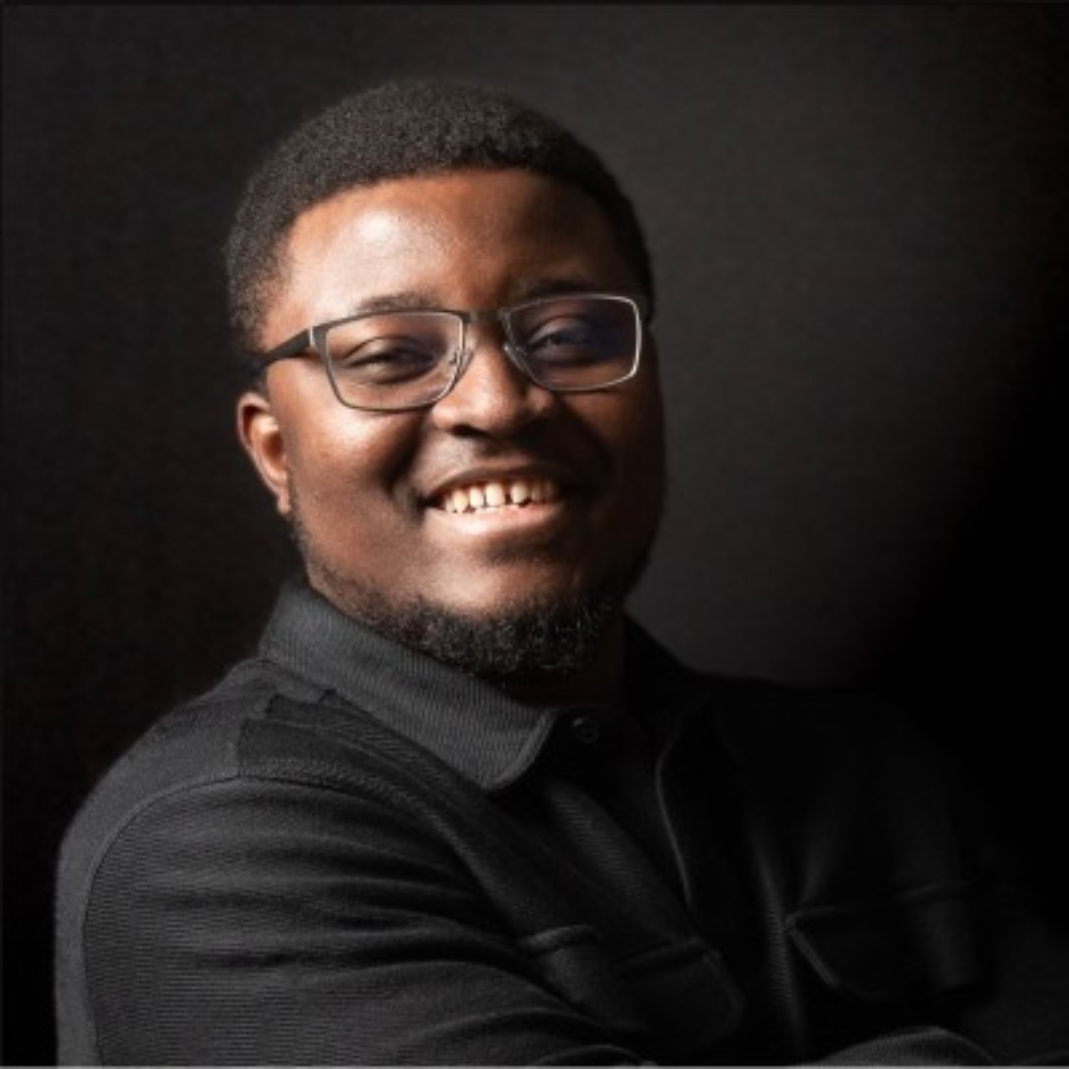 Portrait de M. Lewis Koua, Responsable des cours en ligne